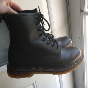 brand new size 8 women’s doc martins, only worn twice.